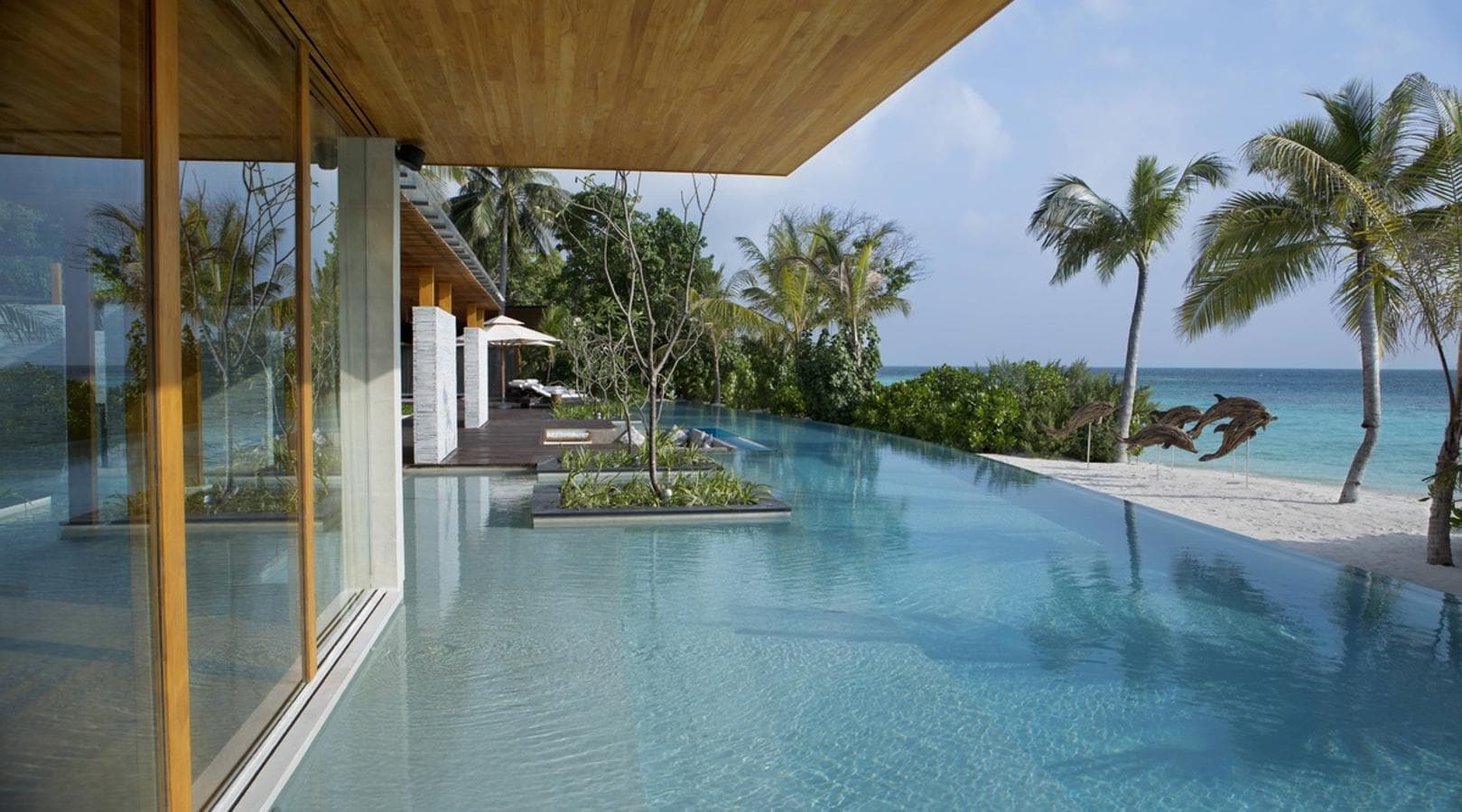 La isla de Maldivas de 40.000 dólares la noche. Concebidas por el galardonado arquitecto Guz Wilkinson, las villas fusionan un diseño vanguardista con materiales tradicionales de Maldivas: una arquitectura elegante que contrasta con el exuberante dosel de la jungla.
