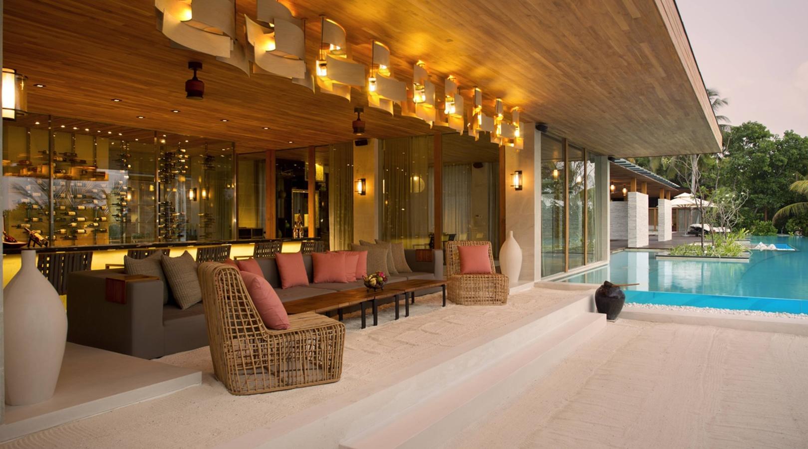 La isla de Maldivas de 40.000 dólares la noche. Los interiores están inspirados en la vida isleña relajada, mezclando una paleta neutra con acentos de madera, obras de arte a medida, toques de alta tecnología y ventanas del piso al techo.