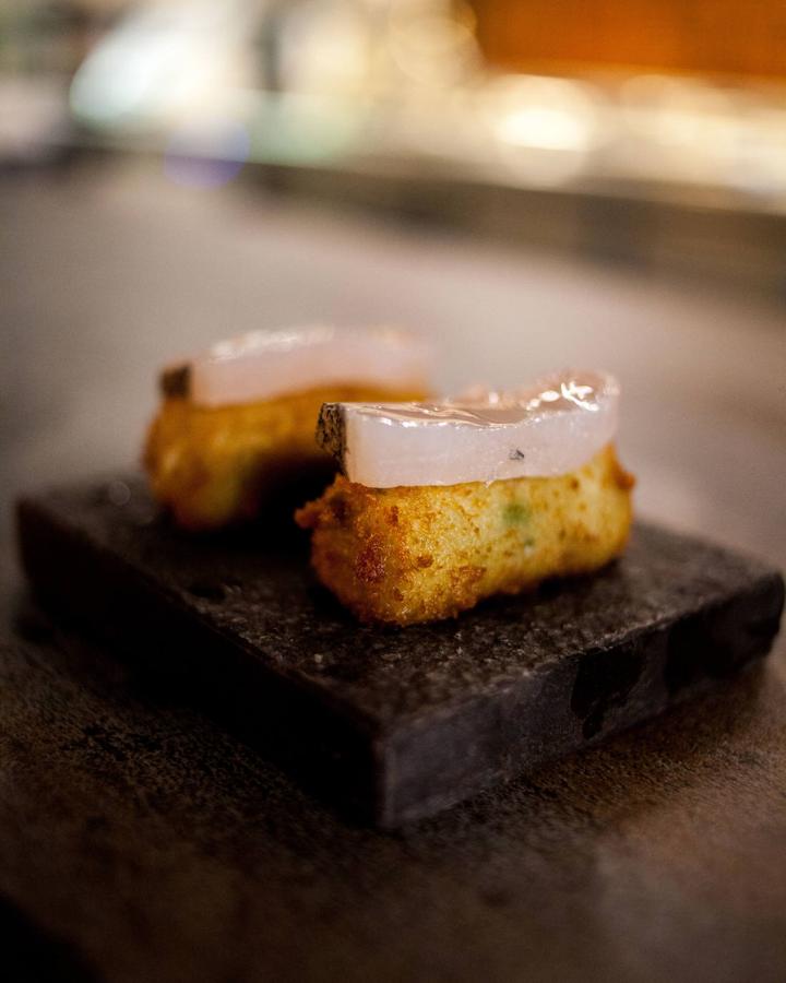 Arallo: croqueta 'nigiri'. Este coqueto espacio de Madrid elabora una singular 'croqueta niguiri' de salsa verde y corvina curada. Asimismo ofrece su dúo de croquetas de mejillones: con queso azul savel y de mejillón tigre con chorizo picante. Calle de la Reina, 31. (Madrid)