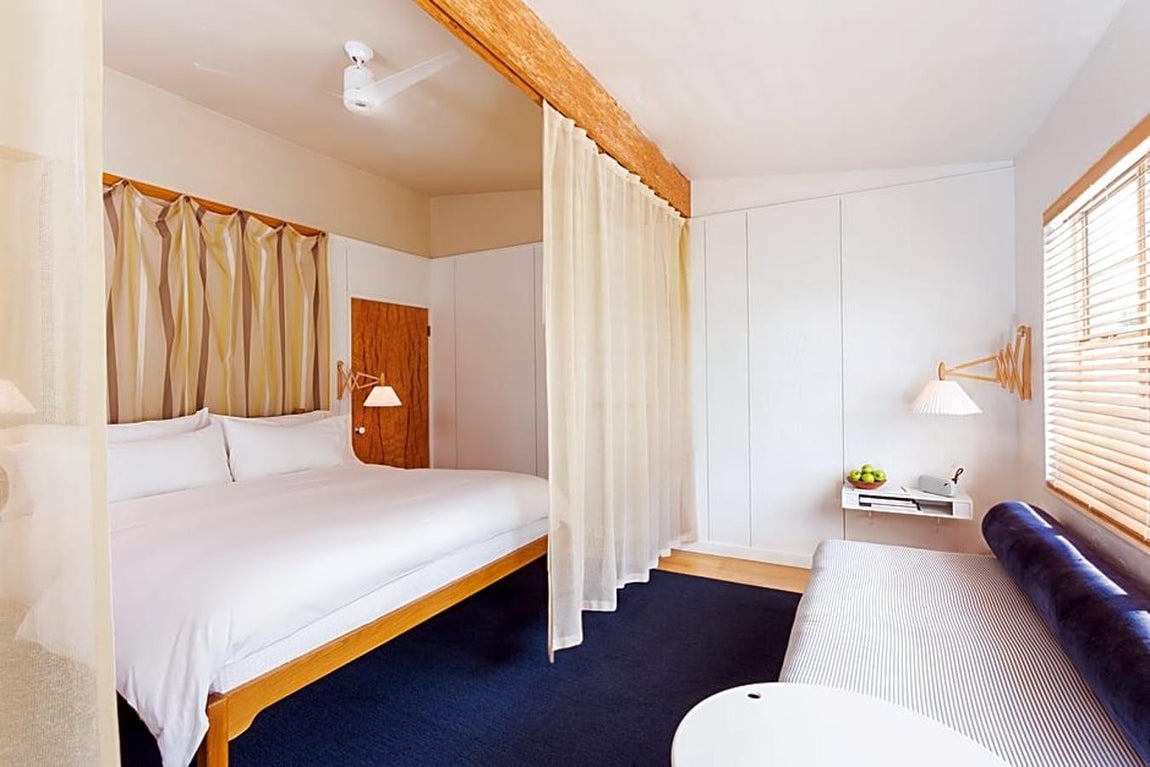 Así es el hotel que Sandra Ortega ha vendido en Miami. En cuanto a los dormitorios, aunque hay diferentes categorías todos se caracterizan por ser muy amplios y luminosos, pensando en sacar el máximo partido al mobiliario funcional para ofrecer un mayor confort, incluyendo a su vez elementos diferenciadores que le aportan un toque de elegancia.