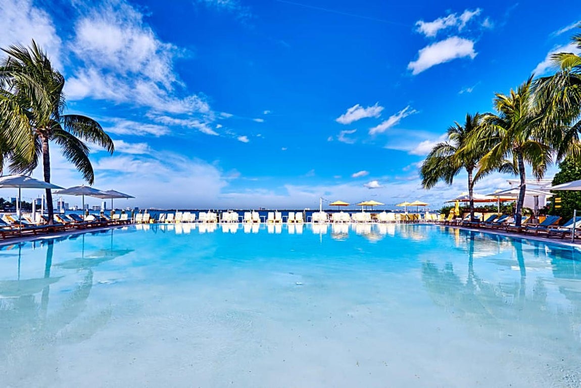 Así es el hotel que Sandra Ortega ha vendido en Miami. Aunque su calificación sea de 4 estrellas, es uno de los hoteles más exclusivos de Miami y cuenta con una situación privilegiada que permite disfrutar del mar y la naturaleza.