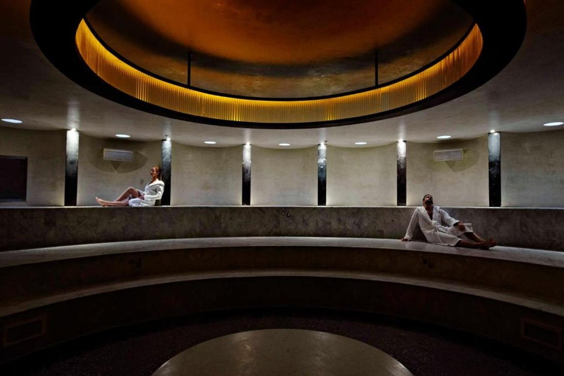 Así es el hotel que Sandra Ortega ha vendido en Miami. También es conocido por su zona de bienestar, donde además de un Spa posee un Hamman turco con mármol climatizado, sauna, servicio de masajes y cómo no, un completo gimnasio. Además ofrece los tratamientos de belleza más punteros.