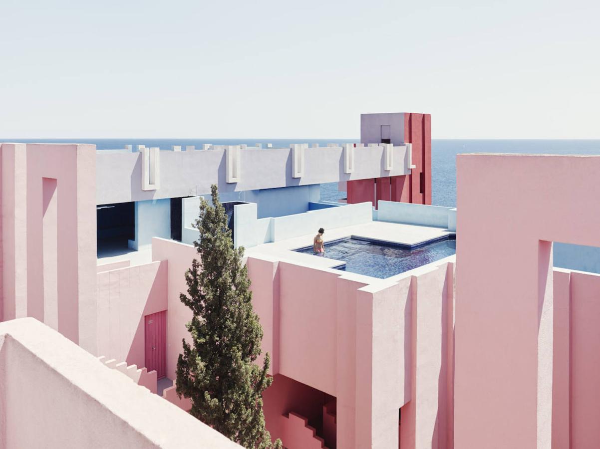 La muralla roja (1973), un proyecto levantado en Calpe que bebe de la arquitectura popular del Mediterráneo árabe.. 