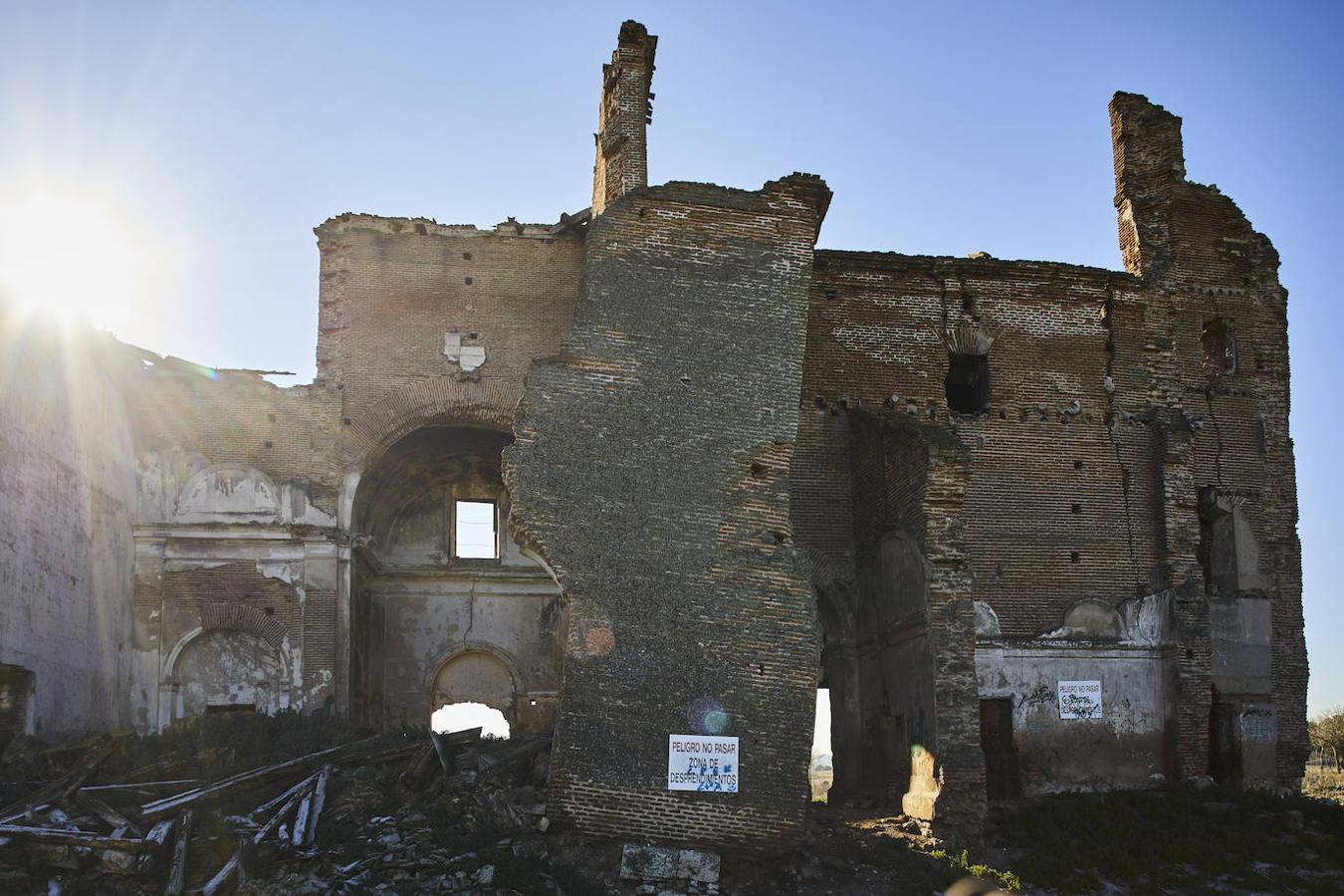 La cara norte de la iglesia, la más destruida por las condiciones climatológicas, al borde del colapso.. 