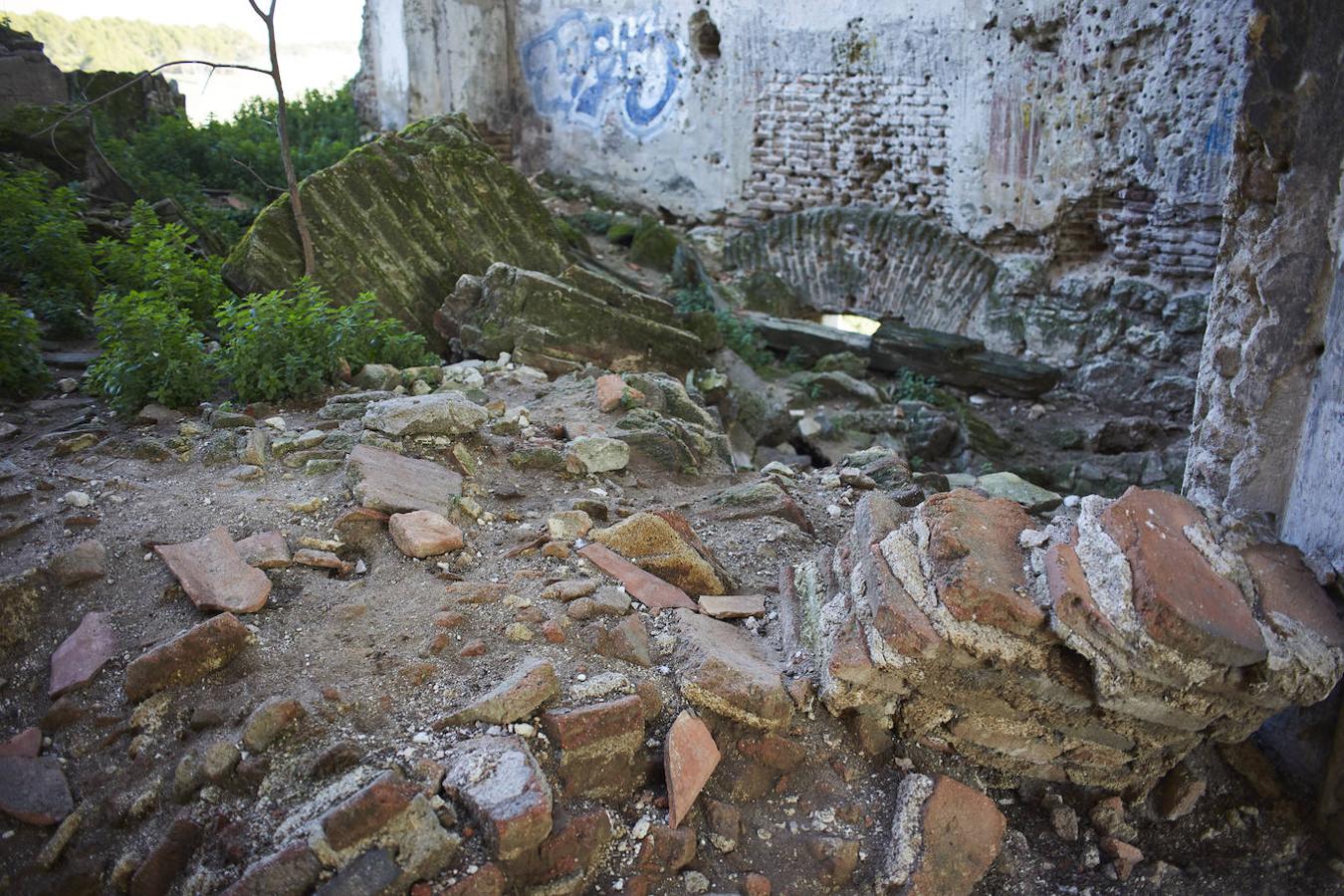 Estado del suelo a los pies del templo, donde parte de los muros caídos se acumulan.. 