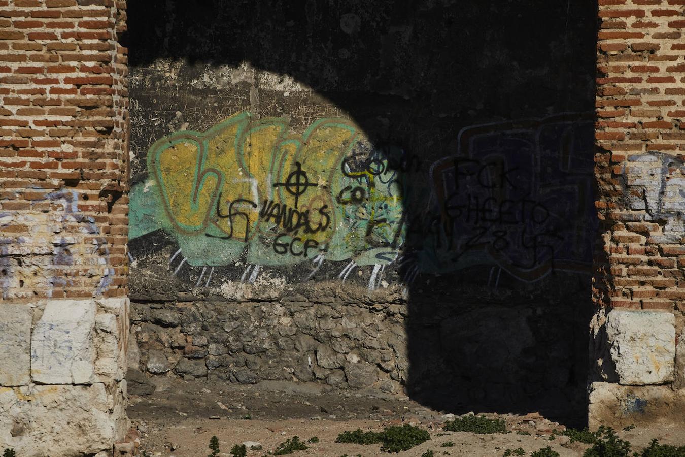 Los muros del templo que aún siguen en pie, vandalizados por la acción de los grafiteros.. 