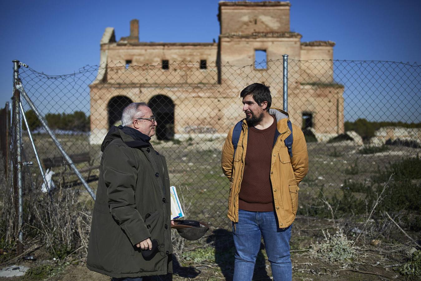 De izquierda a derecha, el portavoz de la plataforma Salvemos Polvoranca, Antonio Delgado; y el historiador del arte e intérprete del patrimonio, Pablo Díez Sánchez.. 