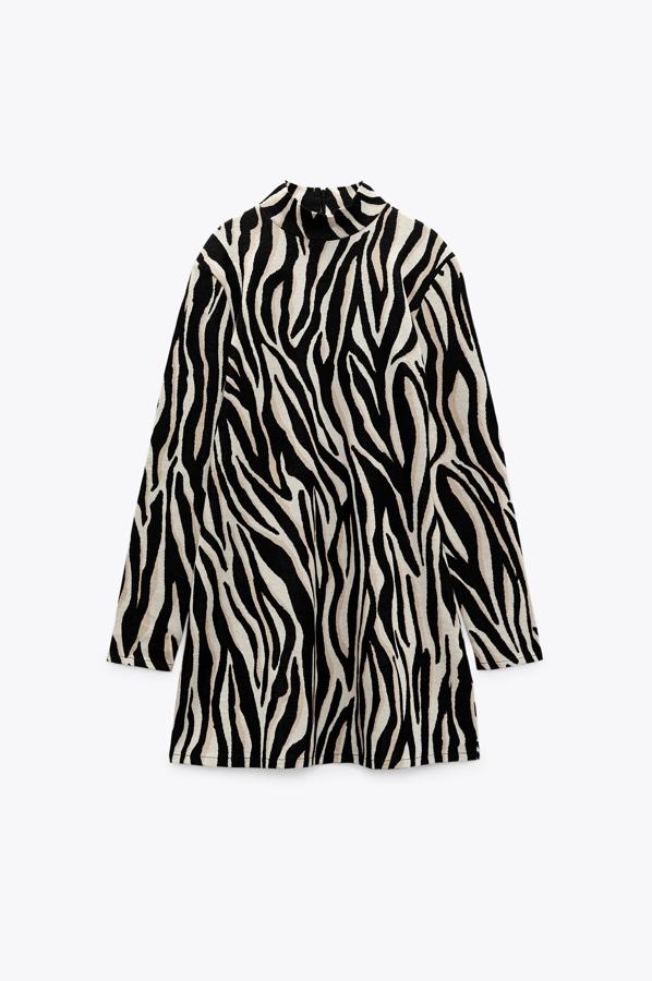 Zara - Vestidos y faldas para llevar con botas. Vestido corto de cuello subido y manga larga con estampado de cebra, de Zara. Uno de los prints más demandados de la temporada muy acertado para cuando se busca un look de impacto. Precio: 22,90€.