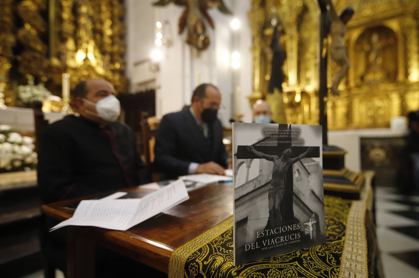 La presentación del libro de la cofradía del Vía Crucis de Córdoba, en imágenes