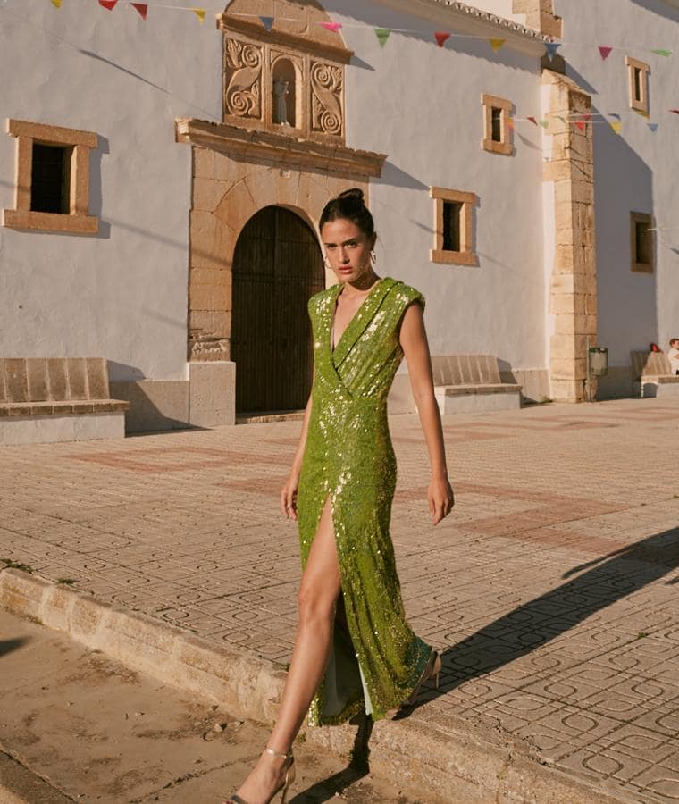 Vestido modelo Mura de la marca española Koahari con corte blazer y drapeado en la cadera (precio: 230€ / antes: 253€)