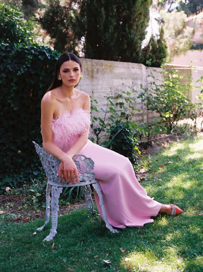 Vestido modelo Isabel R. en crepe de color rosa con caida y escote de plumas de Redondo Brand (precio: 181€ / antes: 259€)