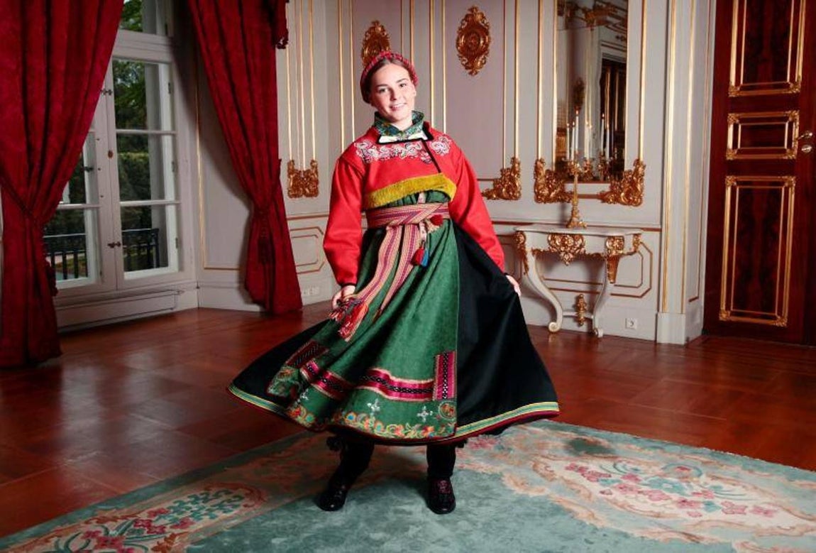La princesa Ingrid Alexandra con el traje nacional con motivo de su confirmación el 31 de agosto de 2019. 