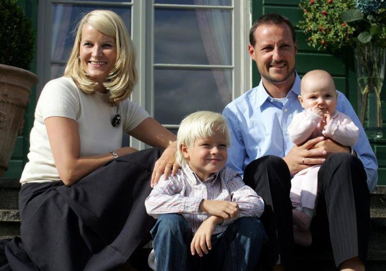 El príncipe heredero Haakon con su hija, la princesa Ingrid Alexandra a la derecha, y la princesa heredera Mette-Marit y su hijo Marius al frente. 