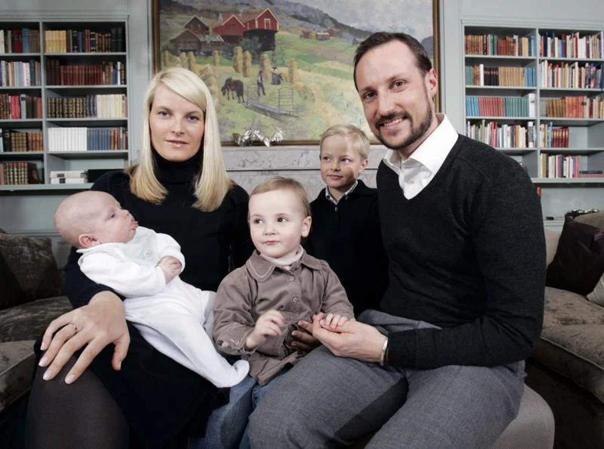 El príncipe heredero noruego Haakon y la princesa heredera Mette-Marit posan con su familia en su casa en Skaugum en febrero de 2006. 