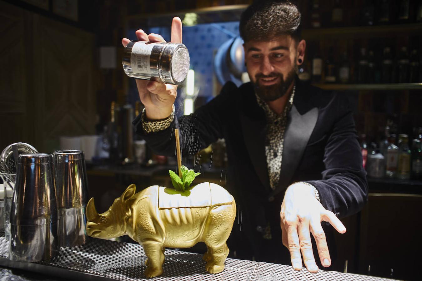 14. Borja Goikoetxea, 'bartender' y director de coctelería de Salvaje. En la imagen, en el hotel Bless de Madrid