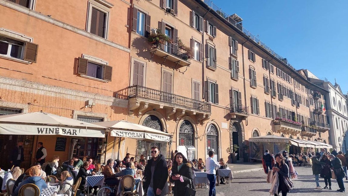La joya de la corona: El antiguo hospital de Santiago, espectacular edificio de cuatro pisos y siete balcones en piazza Navona. 