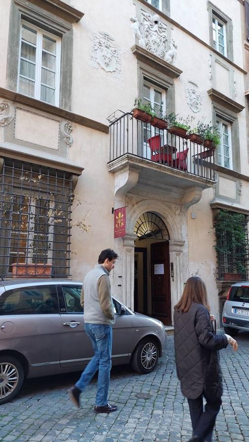 Edificio propiedad de la Obra Pía, Antigua Posta Vaticana. 