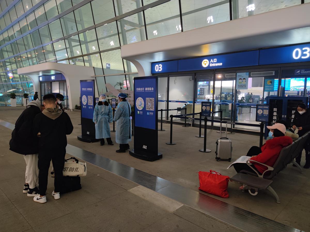 Aeropuerto de Wuhan. El perímetro de confinamiento que aislaba la ciudad dejaba fuera su aeropuerto.  El área internacional del aeropuerto de Wuhan abrió sus puertas por última vez durante los operativos de emergencia que evacuaron a los ciudadanos extranjeros de la ciudad a finales de enero de 2020 y permanece cerrado desde entonces.