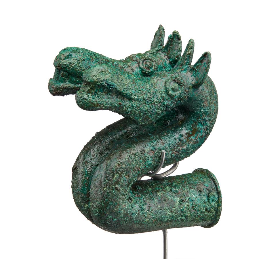 Figura de bronce mitad caballo, mitad serpiente, 1200-1000 a.C.. 