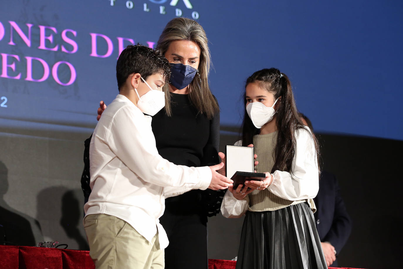 Unai y Carlota recogen la Medalla de la Ciudad de manos de la alcaldesa, Milagros Tolón. 