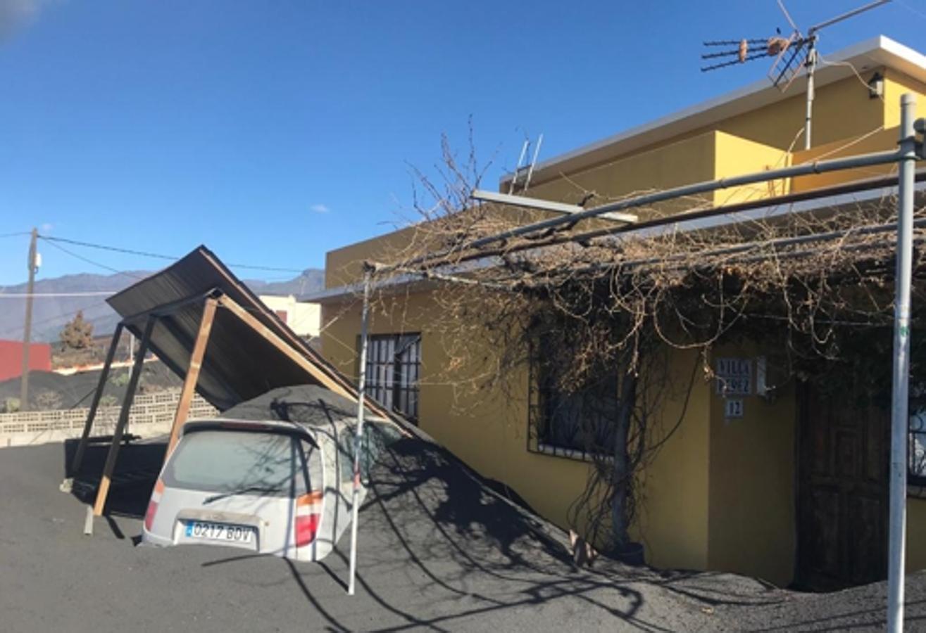 La vivienda y el coche de Maribel Viana, parcialmente enterrados. La vecina de Las Manchas se ha quedado en paro y sin techo. Dice sentirse perdida y pide a las autoridades que repartan las ayudas y que limpien las calles para empezar de cero. «Nosotros nos buscaremos la vida para sacar nuestras viviendas adelante»