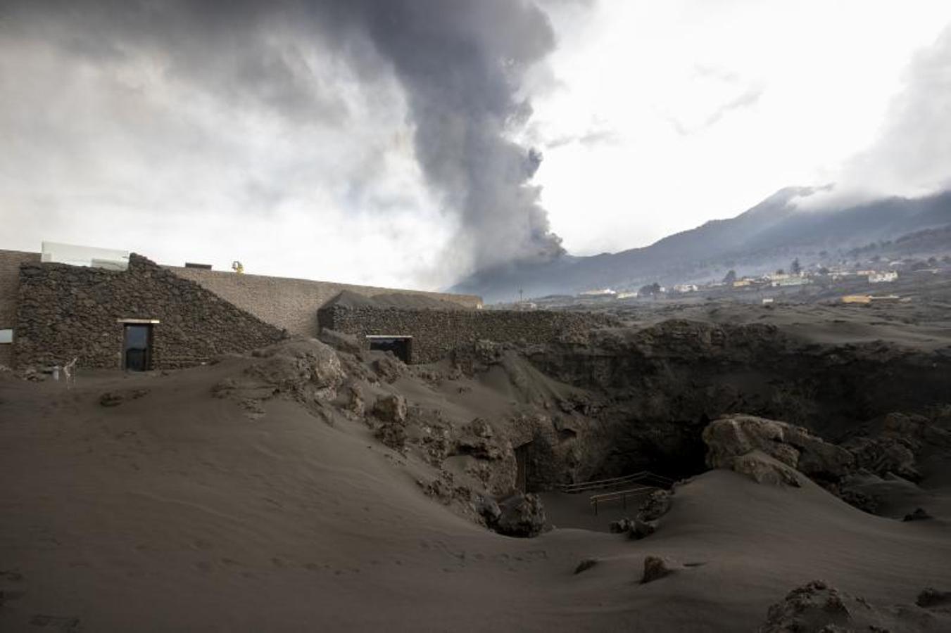 El Centro de Interpretación de Cavidades volcánicas de Caños de Fuego quedó sepultado. Situado en el barrio palmero de Las Manchas quedó cubierto por la ceniza