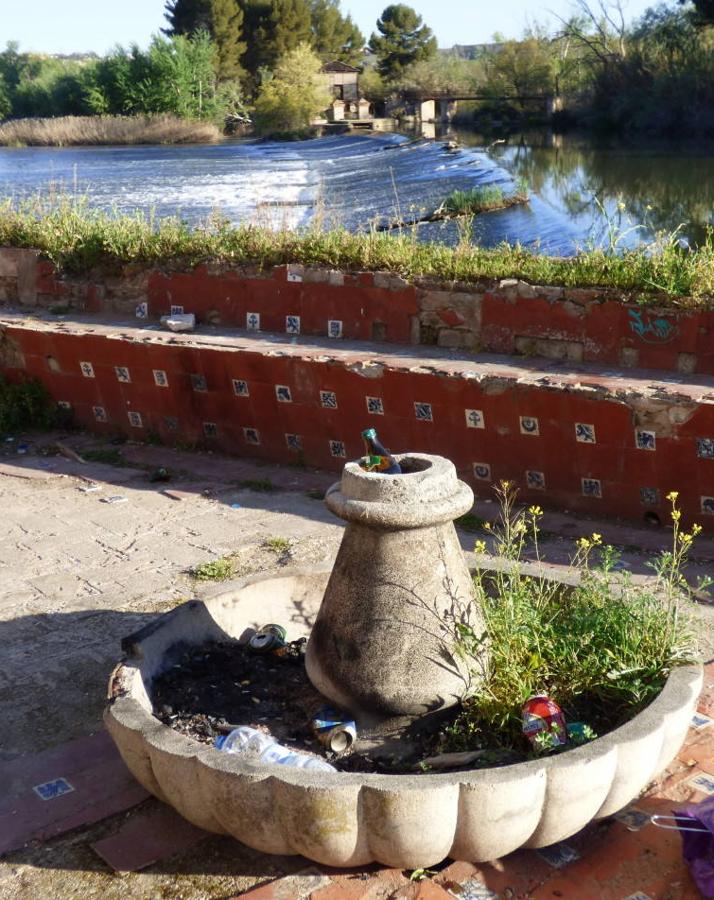 Terraza de la central del Angel sobre la presa del mismo nombre. Restos de una fuente ornamental rodeada de bancos en 2015. FOTO RAFAEL DEL CERRO. 