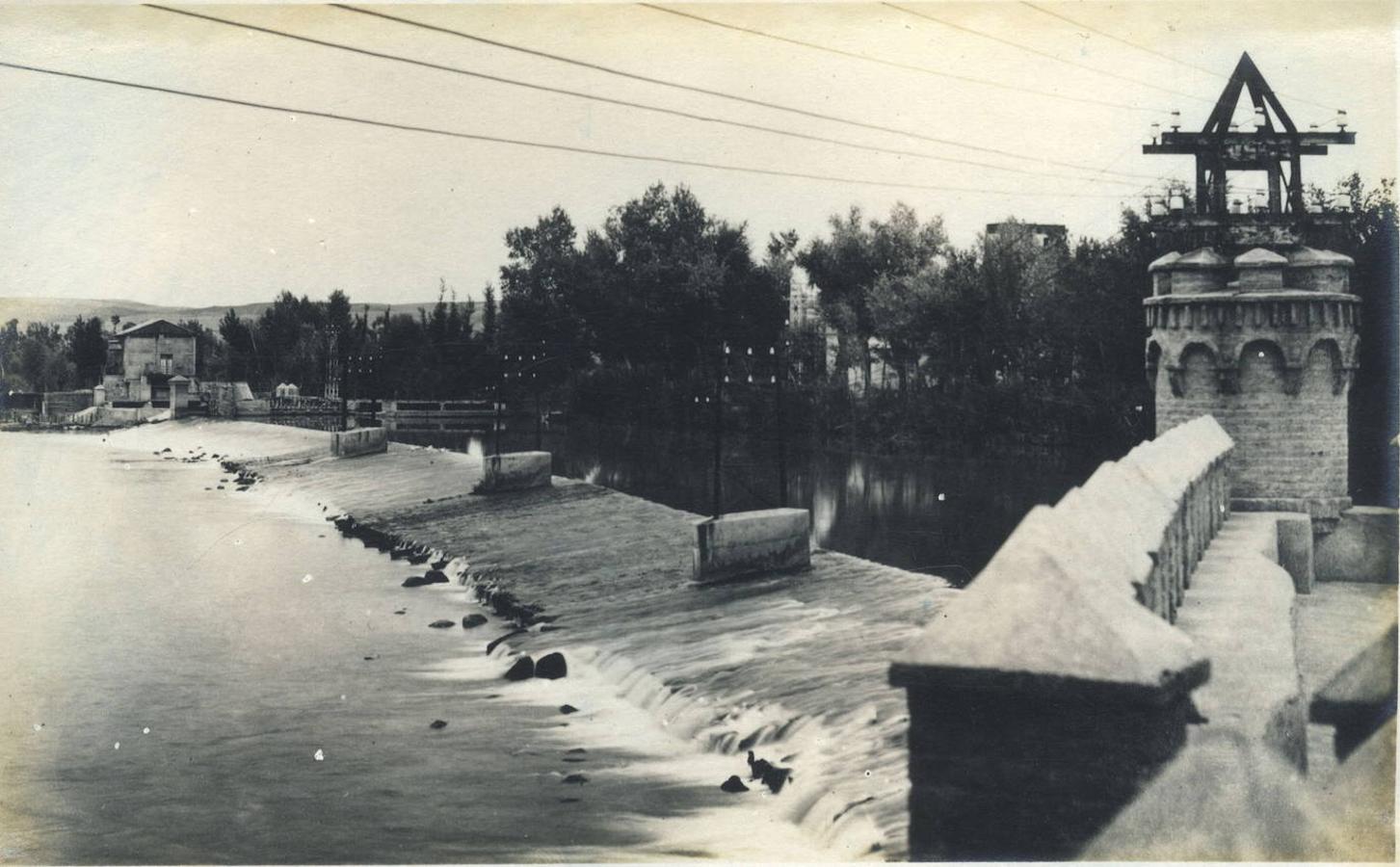 Presa del Ángel vista desde la orilla izquierda hacia 1925. En el otro extremo, la central auxiliar de la Isla. Archivo Municipal de Toledo. 