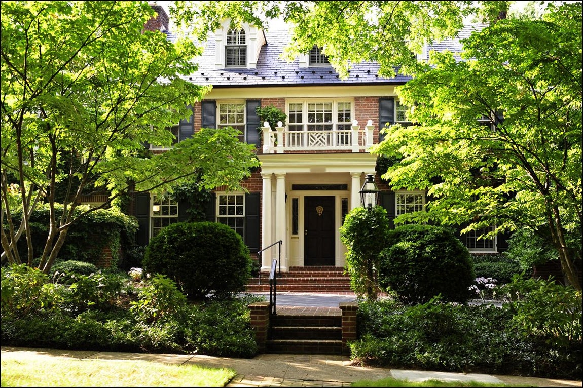 El caso Noos estalla y en 2009 se mudan a Washington para escapar de la prensa.. 