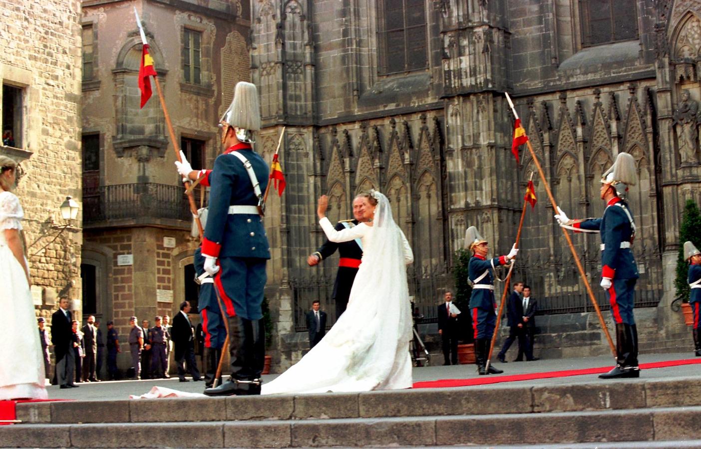 La radiante novia, con un impresionante vestido de corte clásico de Lorenzo Caprile y una cola de 3,25 metros de largo, llegó del brazo de Don Juan Carlos.. 