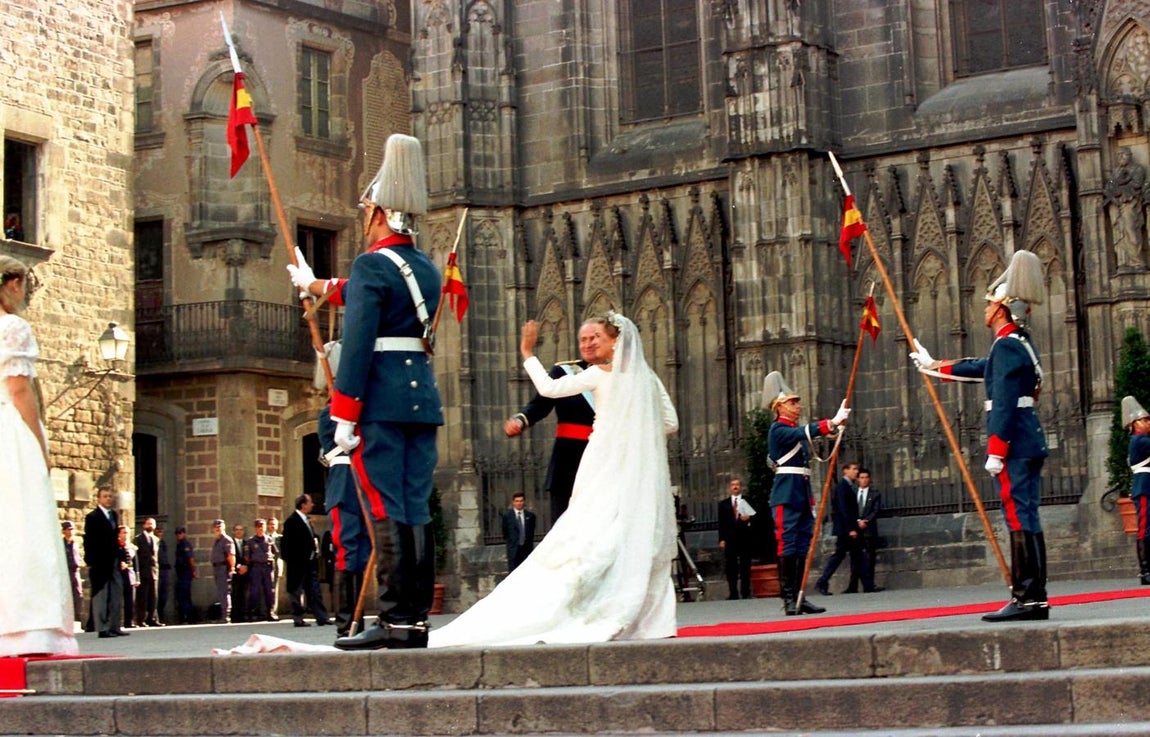 La radiante novia, con un impresionante vestido de corte clásico de Lorenzo Caprile y una cola de 3,25 metros de largo, llegó del brazo de Don Juan Carlos.. 