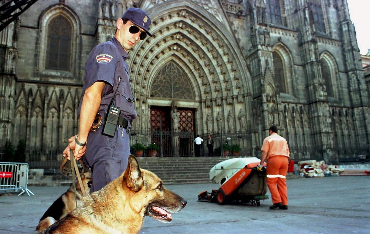 Barcelona se paralizó en aquellos días. La seguridad era máxima: los perros rastreaban las calles y los policías vigilaban cada entrada de la catedral de Barcelona.. 