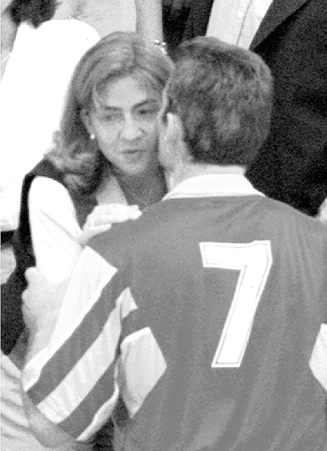 Mientras que los primeros meses de su relación los vivieron a escondidas, tras el anuncio del compromiso no se separaban. La Infanta Cristina acudía a cada uno de los partidos de su prometido. En la fotografía, Urdangarin dándole un beso a Doña Cristina antes de comenzar el encuentro de balonmano.. 