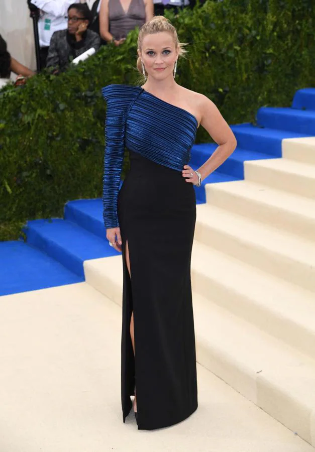 La actriz Reese Witherspoon durante la gala MET de 2017 con diseño de Thierry Mugler.
