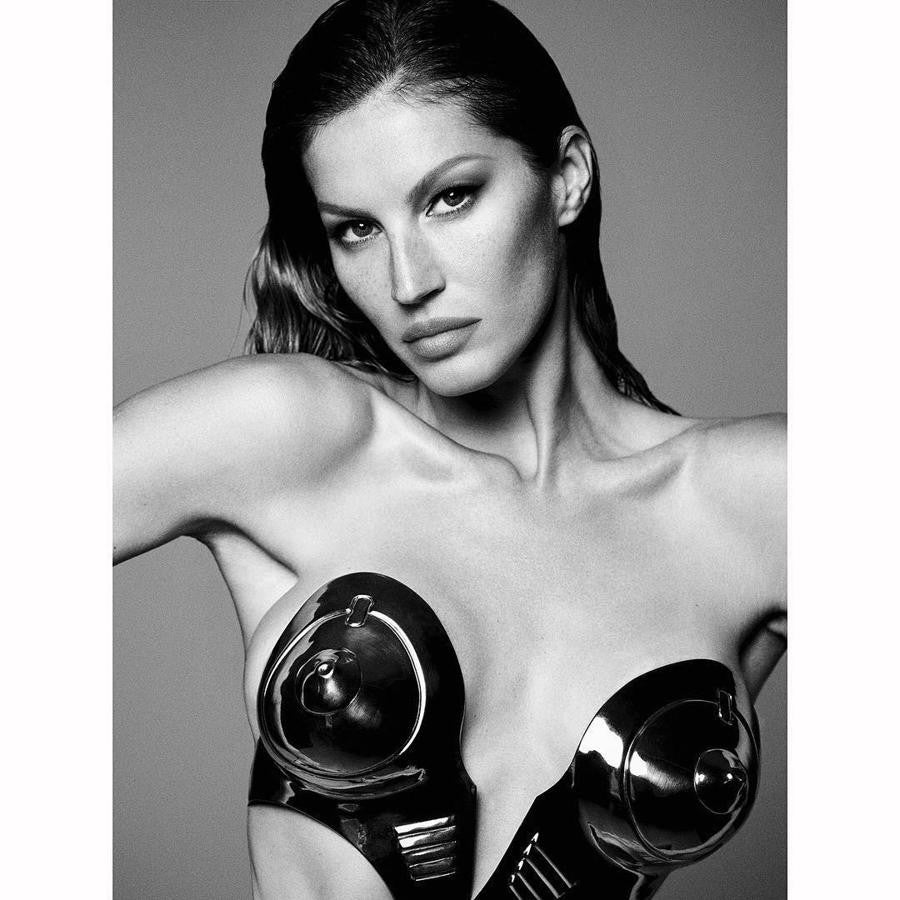 Gisele Bündchen con un diseño de inspiración robótica en 1992.