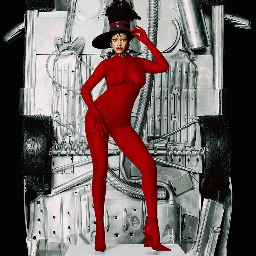 Rihanna con un Mugler rojo personalizado por Casey Cadwallader para la portada de la revista Dazed en 2021.