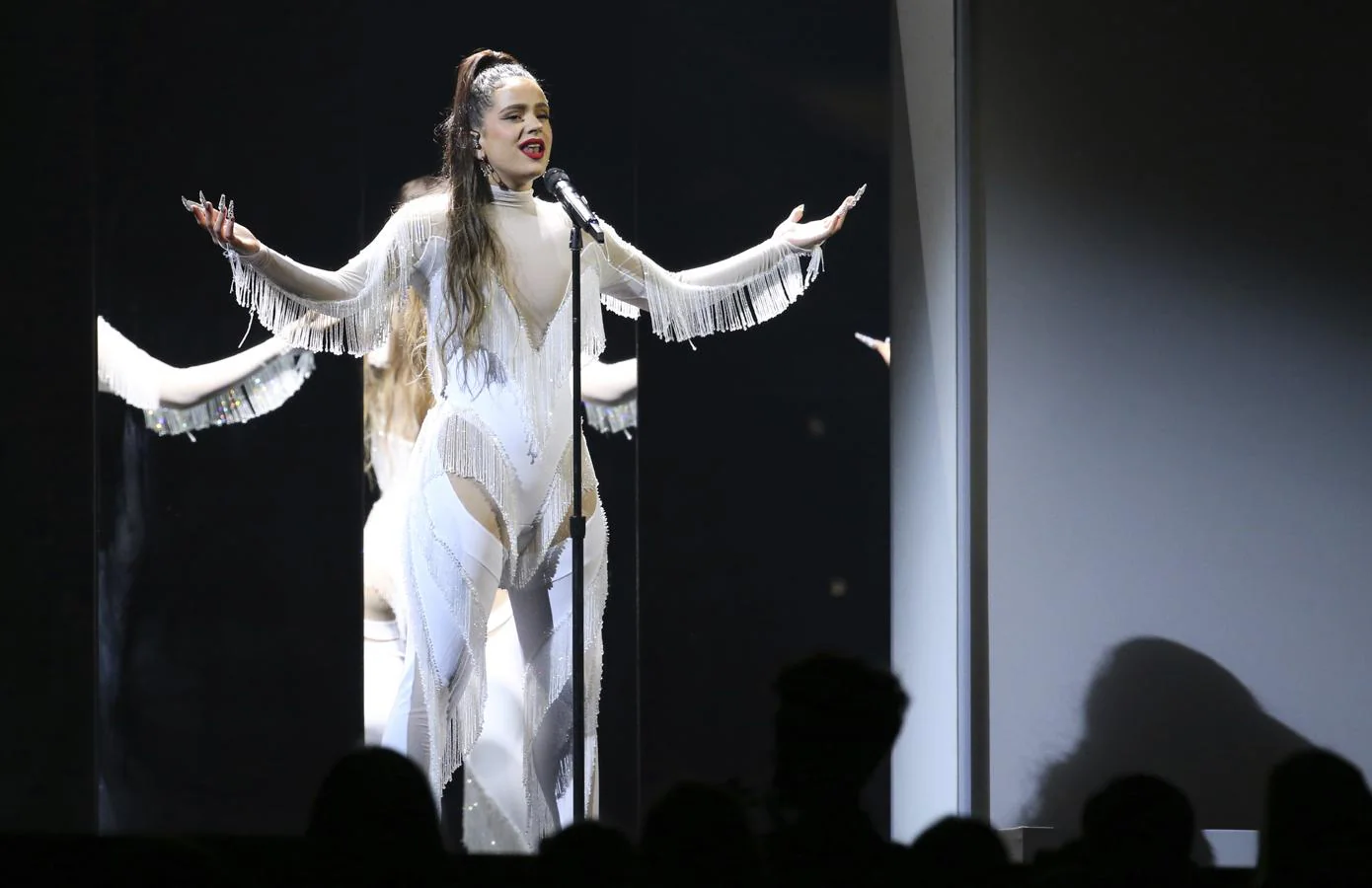 La cantante Rosalía con un diseño de Mugler personalizado durante una actuación en los premios Grammy 2020 celebrados en Los Ángeles.