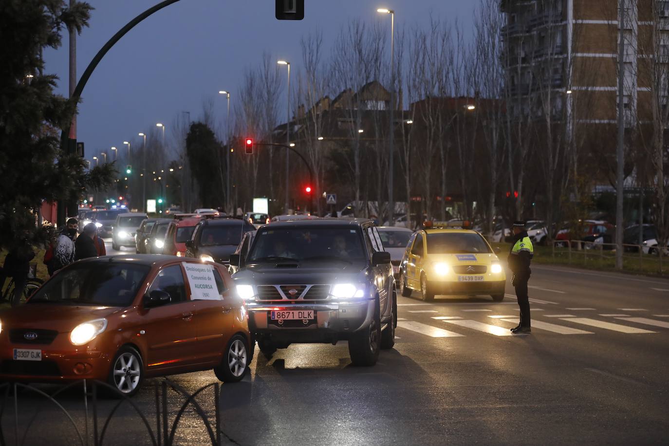 La caravana de protesta en Córdoba de la plantilla de Aucorsa, en imágenes