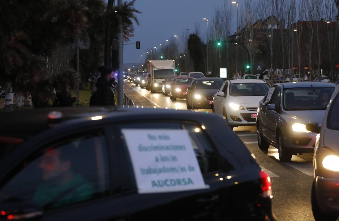 La caravana de protesta en Córdoba de la plantilla de Aucorsa, en imágenes