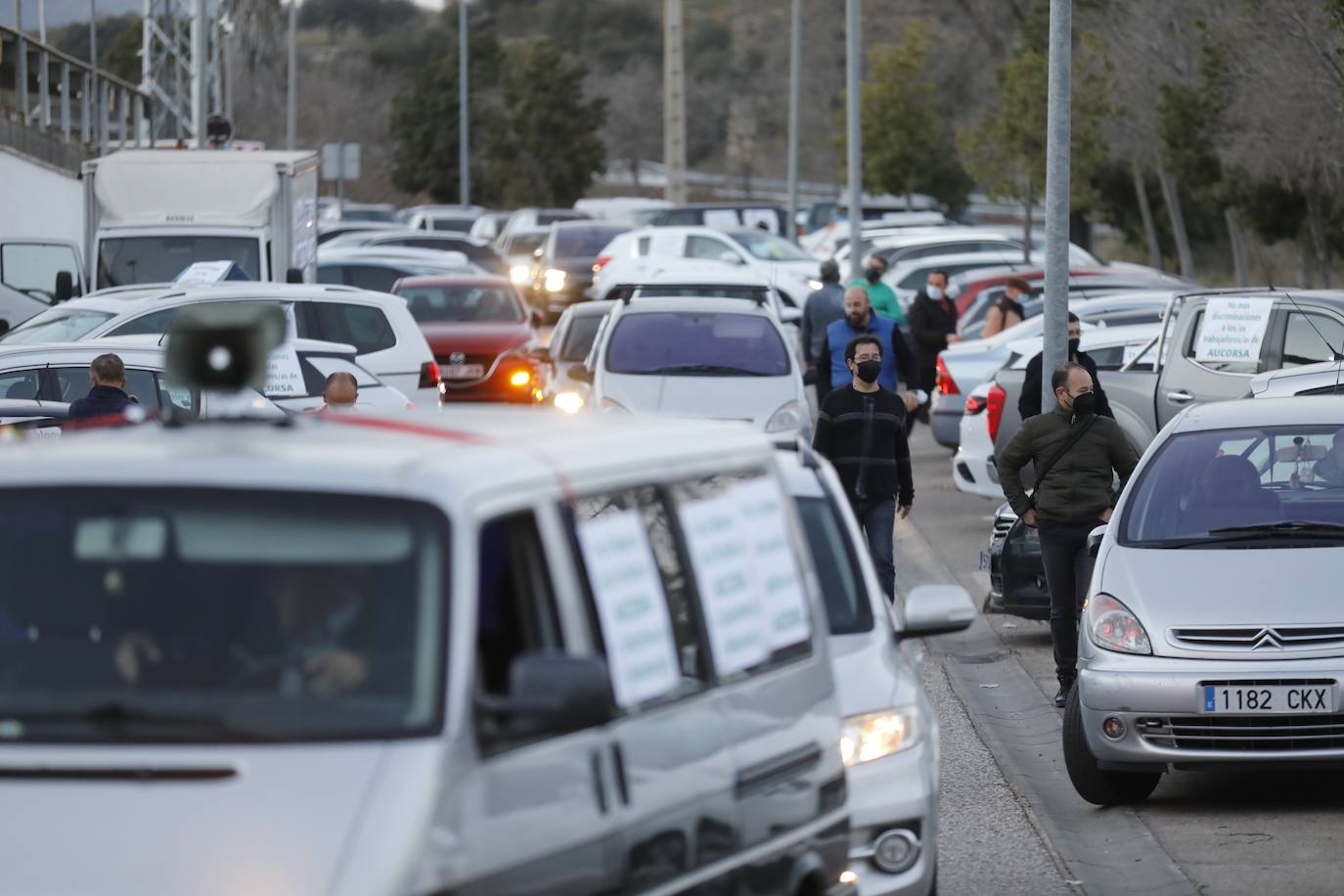 La caravana de protesta en Córdoba de la plantilla de Aucorsa, en imágenes