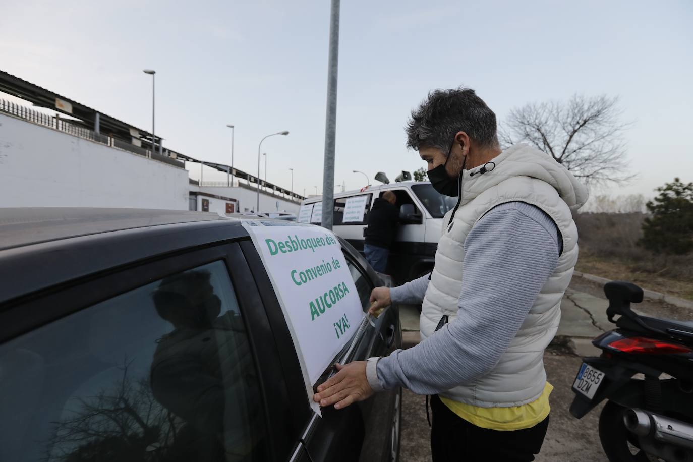 La caravana de protesta en Córdoba de la plantilla de Aucorsa, en imágenes