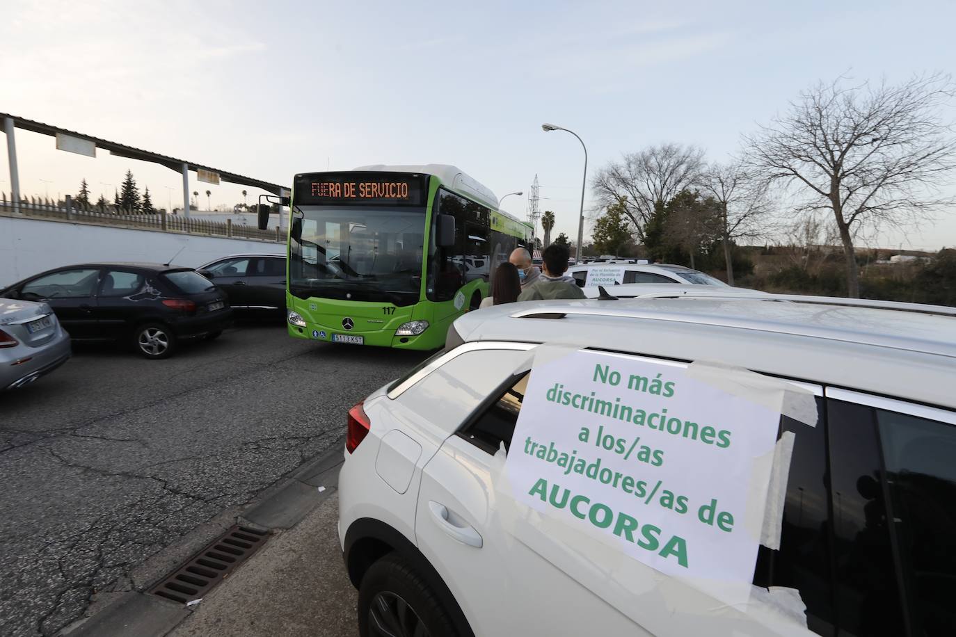 La caravana de protesta en Córdoba de la plantilla de Aucorsa, en imágenes