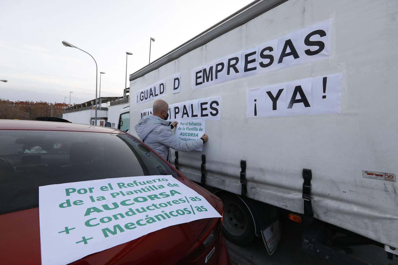 La caravana de protesta en Córdoba de la plantilla de Aucorsa, en imágenes