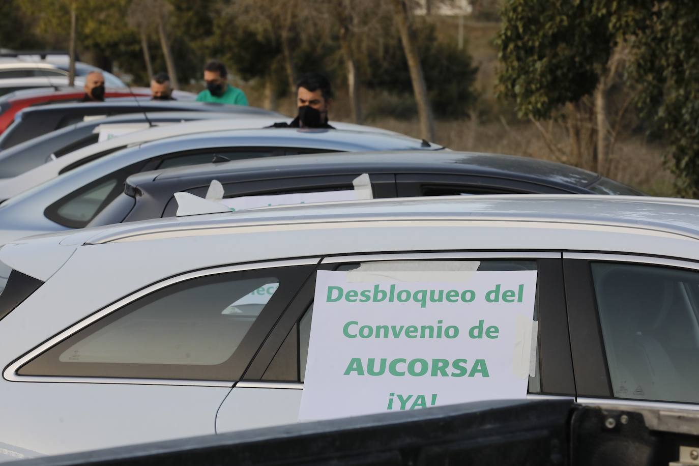 La caravana de protesta en Córdoba de la plantilla de Aucorsa, en imágenes