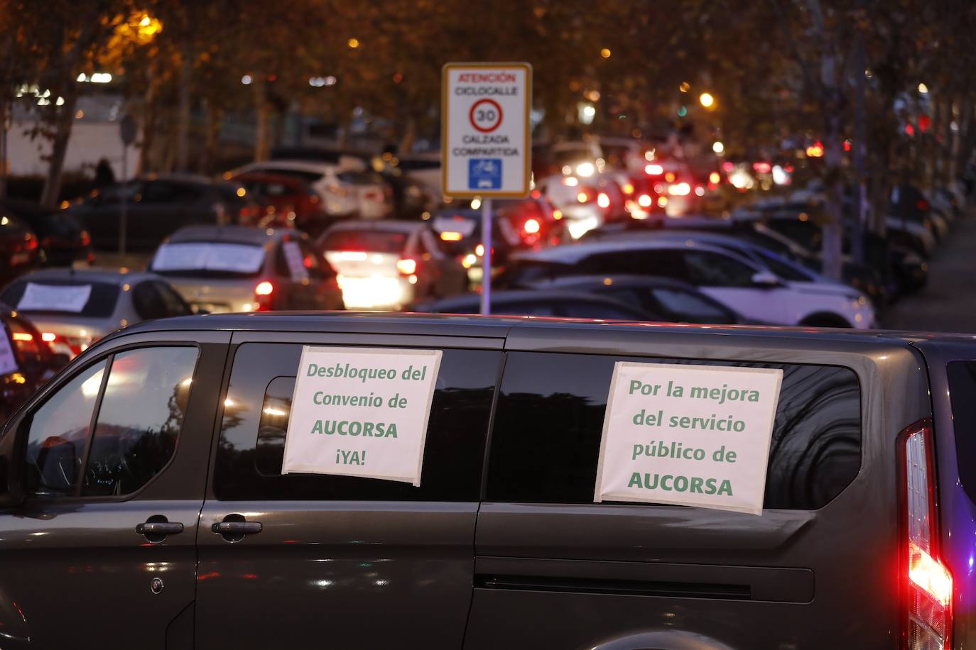 La caravana de protesta en Córdoba de la plantilla de Aucorsa, en imágenes