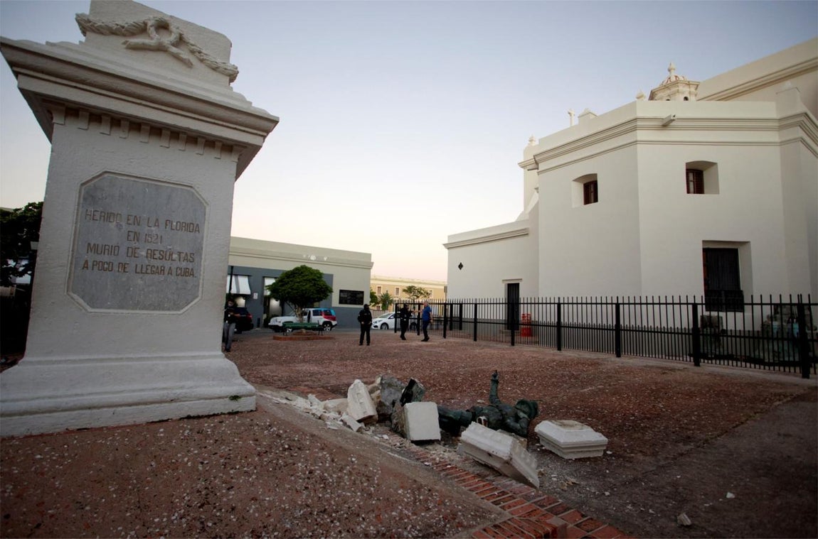 Fotografía de una estatua derribada de Juan Ponce de León, en la plaza San José, una de las más céntricas de San Juan en Puerto Rico. 