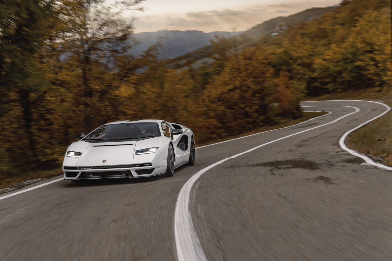 El nuevo Lamborghini Countach LPI 800-4 sale a la carretera