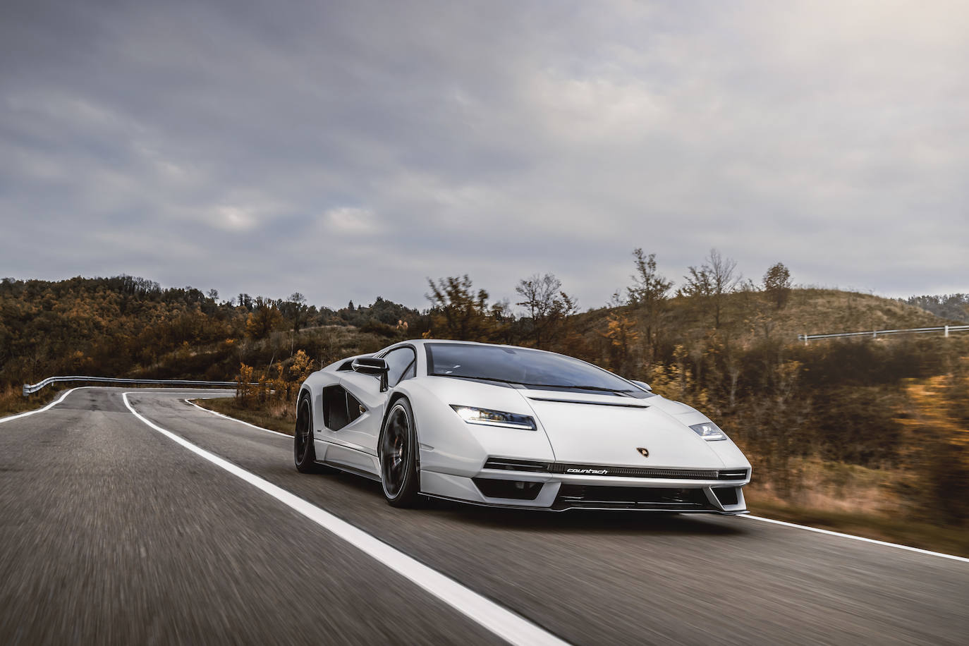 El nuevo Lamborghini Countach LPI 800-4 sale a la carretera