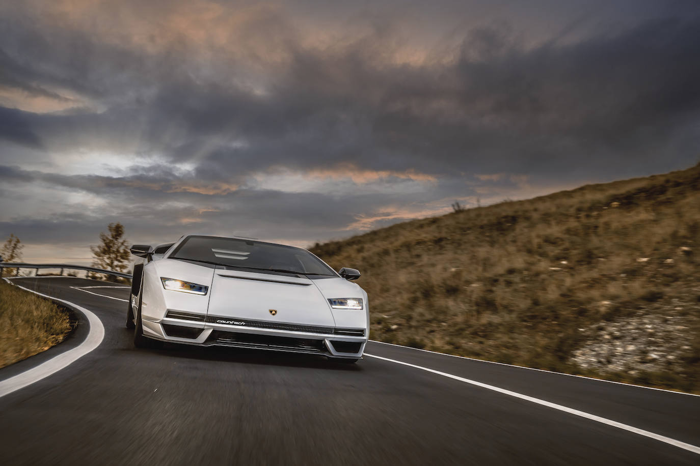 El nuevo Lamborghini Countach LPI 800-4 sale a la carretera