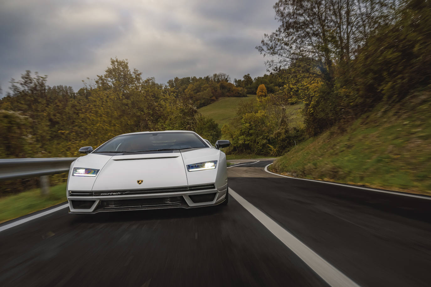 El nuevo Lamborghini Countach LPI 800-4 sale a la carretera